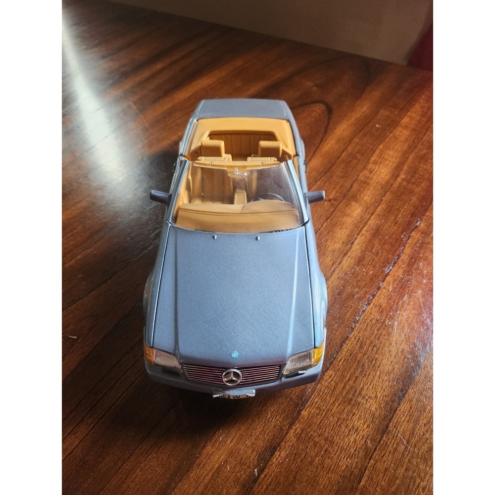 Revell 1/18 Scale - 8801 Mercedes Benz 500 SL-32 Convertible Blue Silver Tan Int
